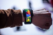 [MWC 2019] Nubia ra mắt smartphone màn hình gập có thể biến thành smartwatch, giá từ 12 triệu đồng