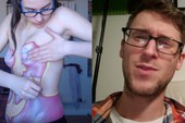 Thấy các nữ streamer làm được, nam thanh niên hỏi Twitch luật để body painting "họa mi" của mình