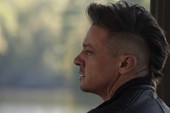 Sau tất cả, kiểu tóc lạ của Hawkeye mới là điều "nổi bất" nhất trong trailer Avengers: Endgame