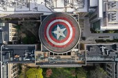 Một nhóm fan Marvel biến Mái vòm Lớn của MIT thành khiên vibranium khổng lồ để tri ân Captain America