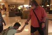 Ông chủ của Steam, "thánh" Gaben trở thành idol mới của gamer Trung Quốc, được fan quỳ xuống xin dâng hiến chiếc ví của mình