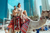 Ngọc Trinh tiếp tục khoe ảnh diện nội y 2 mảnh khi cưỡi lạc đà tại Dubai