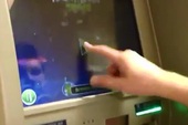 Hacker chơi game bằng... máy ATM