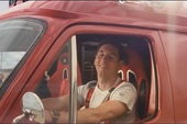 [Video] Messi lái xe tải trong quảng cáo FIFA 14