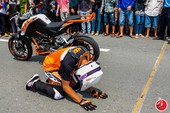 Sửng sốt người Việt tràn xuống đường đua, VĐV Malaysia quỳ lạy