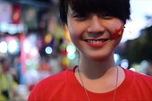 Cô gái dạo phố Hà Nội cùng thông điệp: Tôi yêu hoà bình