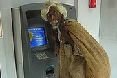 Máy ATM và những cảnh “đỡ không nổi”