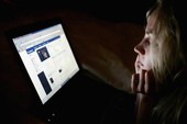Con nghiện Facebook: “Trăm người quen có mấy người thân?”