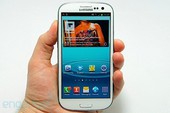 Thử độ bền Galaxy S III: Ốp lưng có thể bẻ cong như con tôm