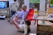 [Video] Chết cười với những hành động ngộ nghĩnh của các em bé