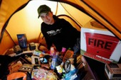 Người đàn ông cắm trại trước Apple Store để chờ iPhone 5 ra mắt