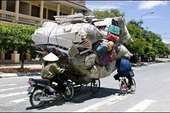 Người nước ngoài kinh hãi với khả năng của xe máy và giao thông tại Việt Nam