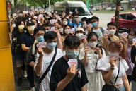 Khó tin: Game thủ xếp hàng dài nhận vé SEA Games của game Esports hot bậc nhất, fan đi xe hàng trăm cây số đứng đợi