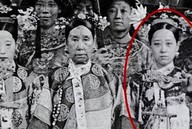 Bộ ảnh hiếm chụp thời nhà Thanh hơn 100 năm trước: Ngỡ ngàng trước nhan sắc giai nhân đứng cạnh Từ Hi Thái hậu