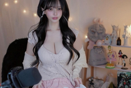 Nữ coser triệu follow khiến người xem được một phen tá hoả