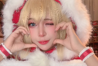 Phiên bản "bà già Noel" của nữ coser Việt khiến người xem “ngã ngửa” vì choáng ngợp
