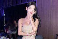 Bất ngờ ghé thăm Việt Nam, nữ DJ nổi tiếng khoe dáng bốc lửa, khiến fan tiếc "nháo nhào" săn chữ ký