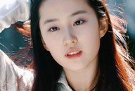 Nhìn Lưu Diệc Phi 25 năm trước đúng là visual "vắt ra nước", đến cái tên cũng trở thành tính từ chỉ sắc đẹp