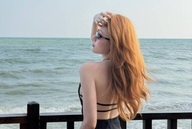 "Em gái Trấn Thành" khoe lưng trần quyến rũ tại Phan Thiết, body "vòng nào ra vòng nấy"