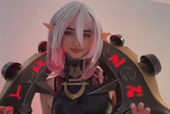 Ăn mừng 200.000 sub, nữ streamer "chơi lớn" cosplay chiều fan