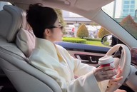 Vừa lái xe, vừa "sống ảo" quay video, hot girl bị CĐM chỉ trích nặng nề