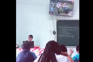 Xuất hiện clip học sinh cấp 3 xem Liên Minh Huyền Thoại trong lớp học