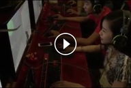 Xem cô gái Việt cực dễ thương ngồi bắn Haft-Life