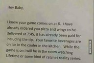 Cô gái làm mọi chàng trai thèm muốn khi 'tẩm bổ' cho người yêu chơi game