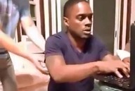 Phản ứng quái dị của gamer khi bị cù nách