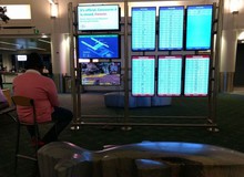 Bá đạo và đam mê như nam game thủ Mỹ, cướp luôn màn hình sân bay để cày game, bị nhắc nhở còn bảo "Chờ nốt ván đã"