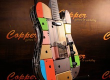 Cây guitar độc nhất thế giới: Được gắn lại từ 106 chiếc iPhone và 1 iPod Touch, giá 139 triệu đồng