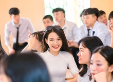 Nhan sắc tân Hoa hậu Việt Nam xinh xỉu trong tà áo dài trắng học sinh, cười một cái ai cũng đứng tim