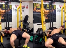 Đẩy tạ 135kg trên sóng, nam Youtuber tuột tay làm rơi tạ, suýt bị đè tới tử vong