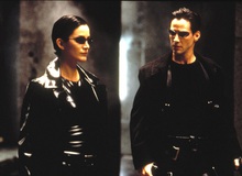 Tiếp tục là cảnh quay hành động trong The Matrix 4: Trinity "bật mode" quái xế, đèo Neo với tạo hình chẳng khác gì John Wick