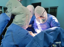 Ca ghép phổi đầy kịch tính cho bệnh nhân Covid-19 ở TQ: Bác sĩ thất kinh khi vừa mở lồng ngực