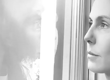 Clip 2,5 triệu view gây bão giữa mùa dịch: Siêu mẫu Heidi Klum hôn chồng qua cửa kính với ánh mắt nồng nàn vì bị cách ly