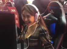 Thấy gái xinh ngồi quán net, anh chàng hào hứng chụp ảnh, mang khoe cộng đồng mạng thì bị chế giễu "Gặp người nổi tiếng mà không biết"