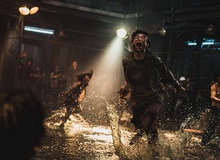 Train To Busan 2 tung hình ảnh đầu tiên: "Thánh sống" Kang Dong Won đại chiến zombie, khẳng định phim sẽ khủng hơn phần 1