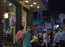 Bất chấp dịch Covid-19, nhiều hàng quán ở Sài Gòn vẫn mở cửa kinh doanh: Từ việc "đóng cửa trước mở cửa bên" đến việc... tắt đèn đón khách