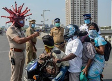 Cảnh sát Ấn Độ đội mũ bảo hiểm độc nhất vô nhị hình virus SARS-CoV-2 để dọa người dân không ra khỏi nhà