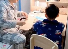 Nhóc game thủ khôn lỏi, giả vờ học online rồi lấy thẻ của bố "quẹt" game, nhận ngay màn trừng phạt thích đáng