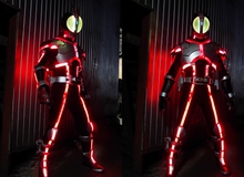 Lác mắt trước độ chịu chơi của cosplayer khi hóa thân thành Kamen Rider Faiz