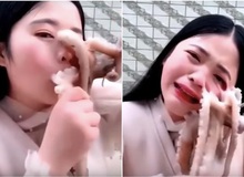 Nữ vlogger thực hiện thử thách ăn bạch tuộc sống, nhưng con bạch tuộc cũng cố ăn lại cô ấy