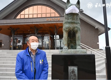 Chính quyền thành phố Tokyo yêu cầu người dân không đeo khẩu trang cho tượng chó Hachiko