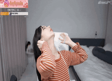 Lên sóng ngồi buộc tóc sơ sơ, nữ streamer xinh đẹp được donate tới 8 tỷ trong vài giờ khiến fan choáng váng