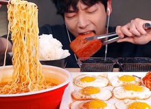 Cứ tưởng làm mukbang vừa được ăn vừa "hái ra tiền" nhưng các Youtuber xứ Hàn đang phải đứng trước thách thức khắc nghiệt