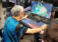 Bất ngờ cảnh các cụ già U80 đấu giải LMHT, cứ về nhà là bắt con cháu dạy chơi, câu cửa miệng: "Hôm nay mấy giờ online"