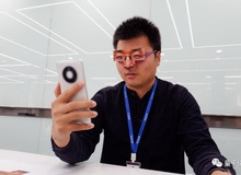 Một cặp kính giấy phá vỡ hệ thống nhận dạng khuôn mặt của 19 điện thoại Android, chỉ chịu thua trước iPhone