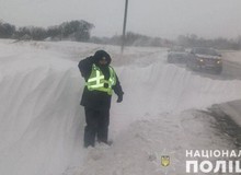 Không thể ra khỏi nhà vì tuyết rơi, người đàn ông nhanh trí tự thú tội sát nhân để cảnh sát đến dọn đường giúp