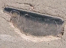 Mất điện thoại 3 năm, thanh niên bất ngờ tìm thấy máy bị chôn dưới mặt đường xi-măng
